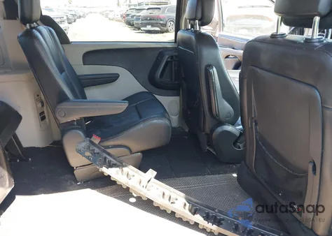 2015 Chrysler Town & Country Touring z USA, uszkodzony, nr VIN 2C4RC1BG9FR563125